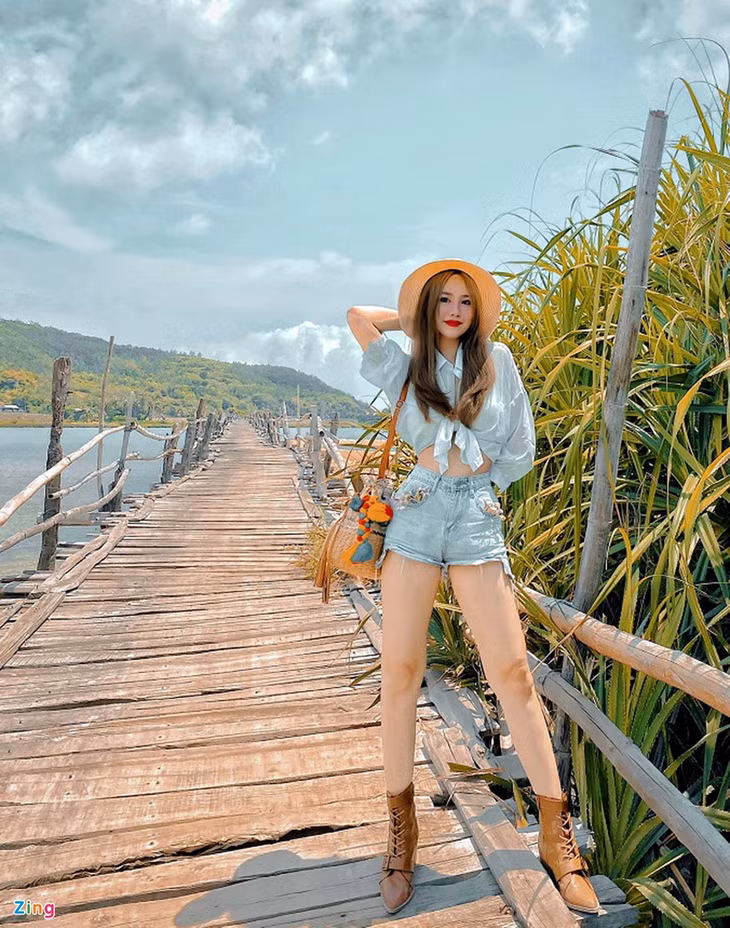 Không chỉ có vai trò kết nối giao thông, giúp người dân thuận tiện đi lại mà cây cầu còn là điểm đến được nhiều người dân và du khách yêu thích. "Đi bộ trên cầu Ông Cọp, tôi được hòa mình với sông nước mênh mông, hít thở không khí trong lành để cảm nhận vẻ đẹp mộc mạc, bình dị của làng quê bình yên nơi đây", Lệ Thủy, du khách đến từ Hà Nội, chia sẻ.