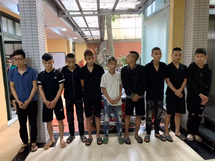 Trần Hữu Đạt (ngoài cùng bên trái) và ổ nhóm cướp tài sản do Hưng cầm đầu bị bắt giữ.