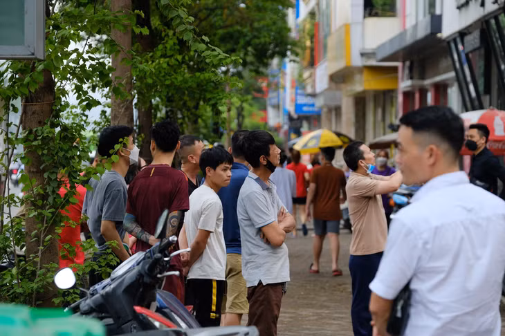 Rất đông người dân hiếu kỳ theo dõi vụ việc (Ảnh: CTV)