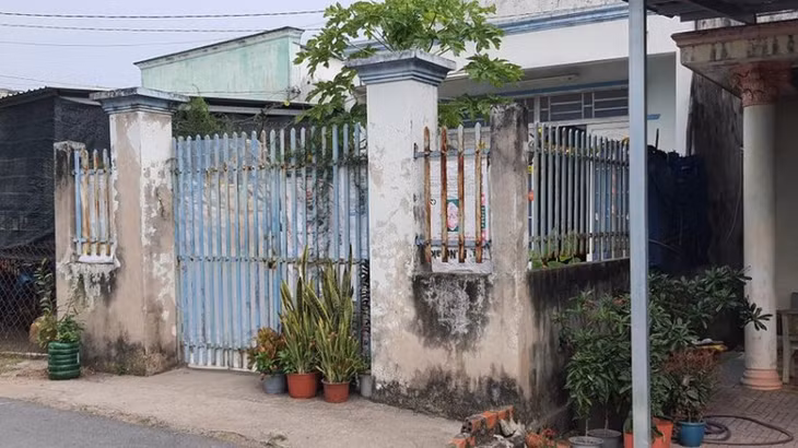 Căn nhà nơi cháu A sinh sống đóng cửa sau khi vụ việc xảy ra.
