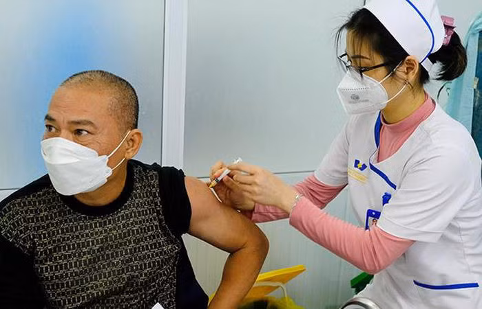 Bộ Y tế tiếp tục đề nghị tăng cường và quyết liệt hơn nữa trong việc triển khai tiêm mũi 3 vaccine phòng COVID-19 để đạt được hiệu quả phòng bệnh tốt nhất...
