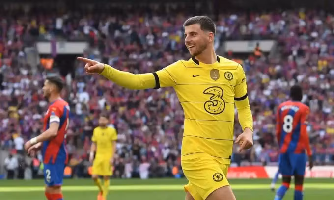 Mount vui mừng sau khi nhân đôi cách biệt cho Chelsea. Ảnh: EPA.