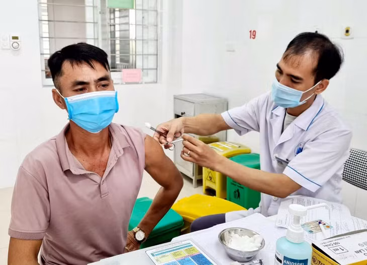 Cán bộ y tế tiêm vắc-xin phòng Covid-19 cho người dân đảo Trần (huyện Cô Tô). Ảnh: Trung tâm TT-VH Cô Tô