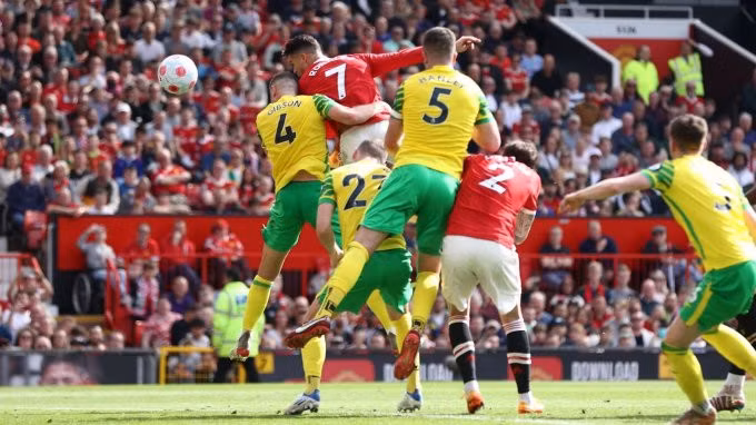Ronaldo bật cao đánh đầu ghi bàn thứ hai cho Man Utd. Anh lần thứ hai lập hat-trick chỉ trong một tháng gần đây. Ảnh: Sky