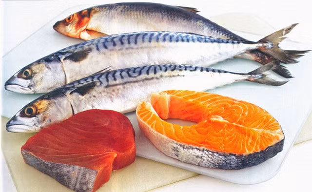Người bị đau vai gáy nên ăn cá giàu omega-3.