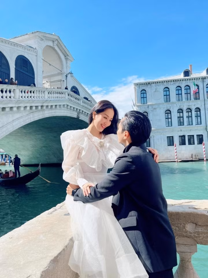 Trong khi Phan Hiển diện nguyên cây vest đen như hóa thân thành chàng hoàng tử điển trai thì Khánh Thi lại "biến hóa" thành một nàng công chúa với nhan sắc yêu kiều, quyến rũ.
