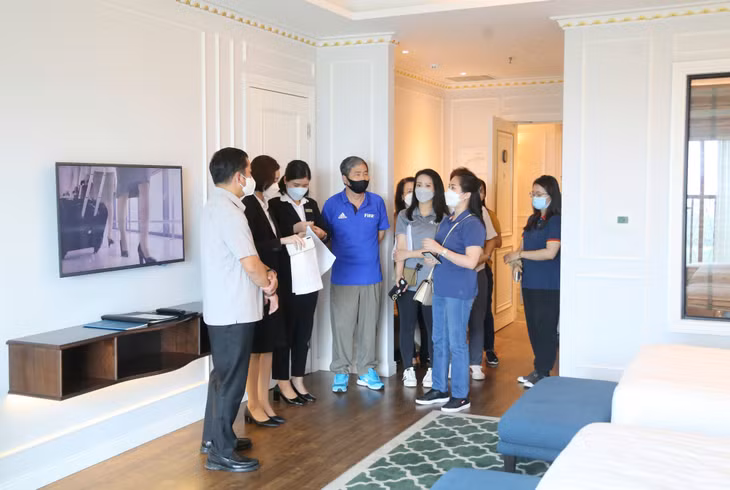 Đoàn kiểm tra phòng nghỉ cho vận động viên các đoàn được bố trí tại Khách sạn FLC Grand Hạ Long.