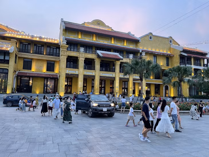 Sự sôi động tại Cảng tàu khách quốc tế Hạ Long, ngày 29/4.