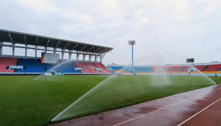 Hệ thống cỏ mặt sân được trồng mới và chăm sóc theo tiêu chuẩn sân bóng đá thế giới tại Sân vận động Cẩm Phả.