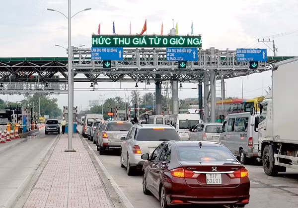 Thủ tướng yêu cầu tạm dừng thu phí, xả trạm khi ùn tắc giao thông kéo dài trong dịp nghỉ Lễ 30/4 và 1/5.