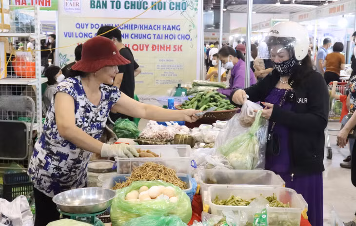 ...trứng, dưa muối, củ cải khô được nhiều người dân lựa chọn tại hội chợ.