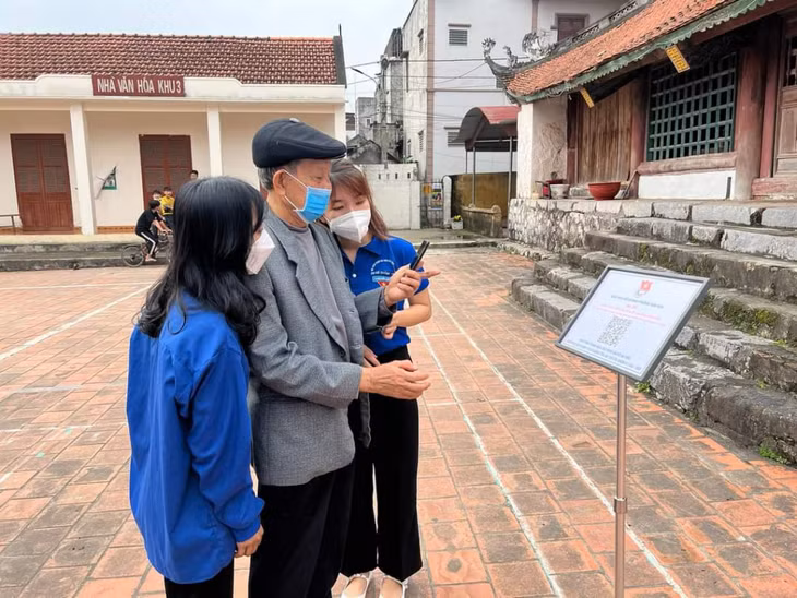 ĐVTN trên địa bàn TX Quảng Yên hướng dẫn du khách
