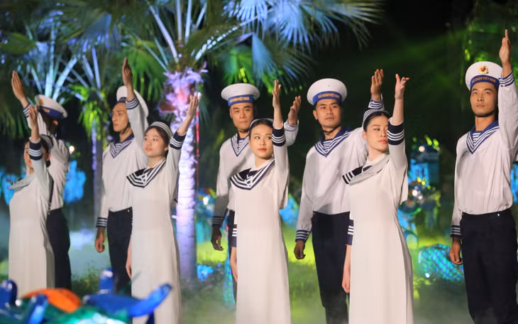Tà áo dài trắng ghép đôi cùng quân phục Hải quân mở màn cho bộ sưu tập áo dài với chủ đề "Tự hào biển đảo quê hương".