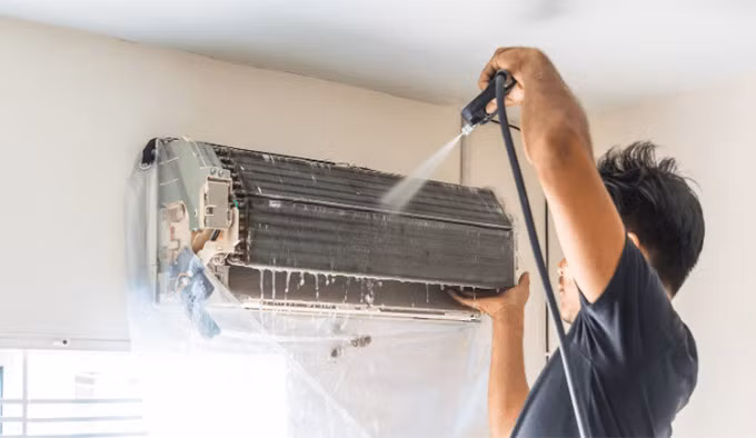 Máy xịt rửa áp lực cao giúp vệ sinh tốt nhất cho điều hòa. Ảnh: Aircon-cleaning