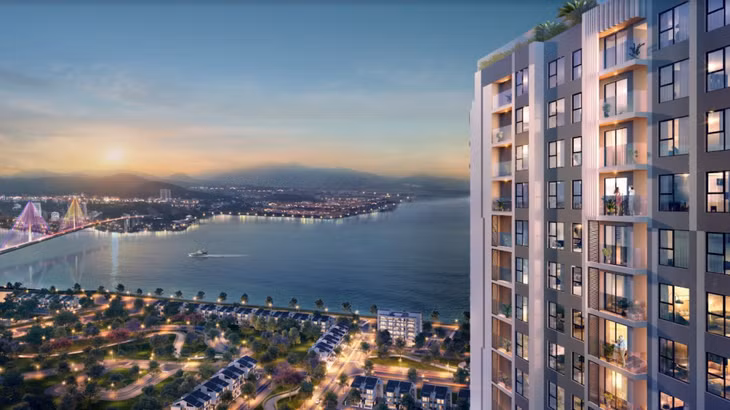 Nằm kế vịnh, bám đường bao biển hiện đại bậc nhất, The Ruby Hạ Long còn sở hữu lợi thế vượt trội nhờ vị trí kế cận trung tâm.