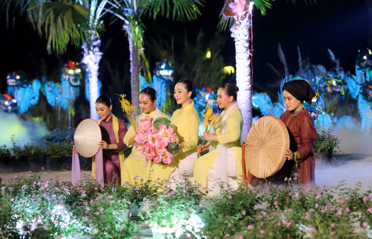 ...cùng hội tụ trong tiết mục mở màn Festival Áo dài có tên gọi "Con đường cái quan".