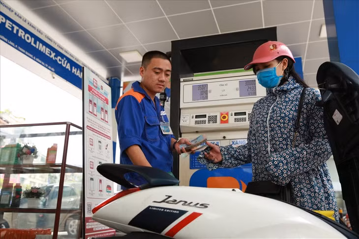 Giá xăng sẽ lùi thời gian điều chỉnh 1 ngày. Ảnh: Hải Nguyễn