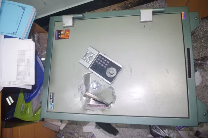 Két sắt bị phá để trộm tiền.