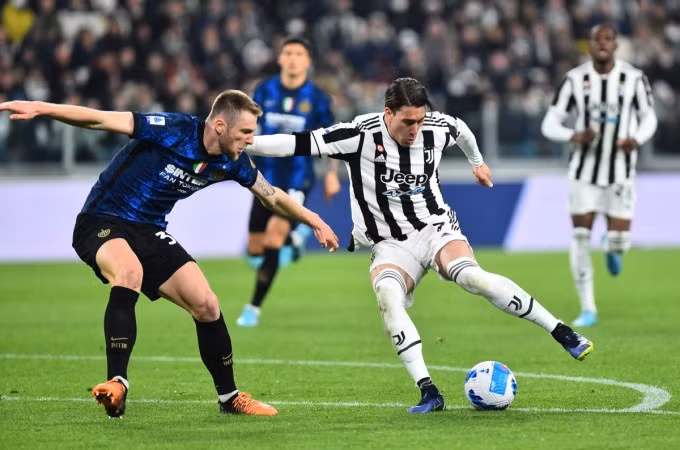 Juventus (áo sọc đen trắng) liên tục phung phí cơ hội. Ảnh: Reuters.