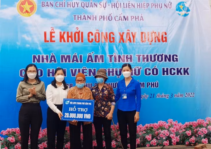 Hội LHPN TP Cẩm Phả trao hỗ trọ xây dựng nhà mái ấm tình thương cho hội viên phụ nữ nghèo phường Cẩm Phú.