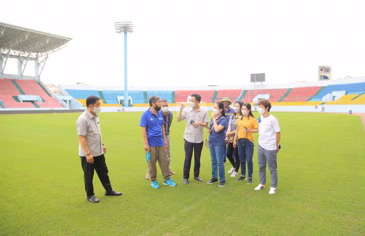Đoàn công tác VFF cùng đại diện Ban Tổ chức đăng cai các môn thi tại SEA Games 31 tại Quảng Ninh kiểm tra mặt cỏ của Sân vận động Cẩm Phả.