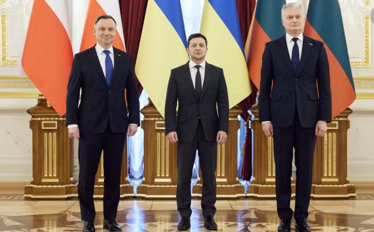 Tổng thống Ukraine, Volodymyr Zelenskiy (giữa), Tổng thống Ba Lan Andrzej Duda (trái), và Tổng thống Litva Gitanas Nauseda tham gia cuộc gặp ở Kiev ngày 23/2. Ảnh: Reuters