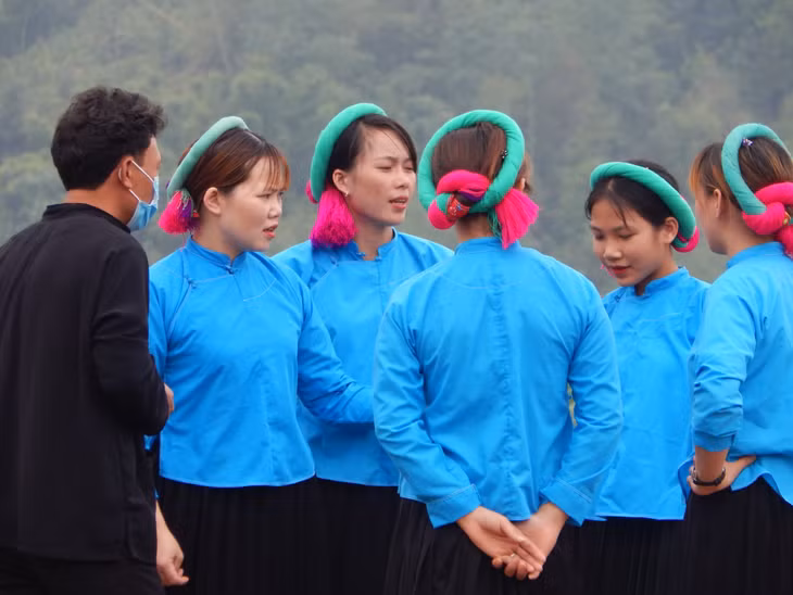 Bàn chiến thuật trước giờ bóng lăn.