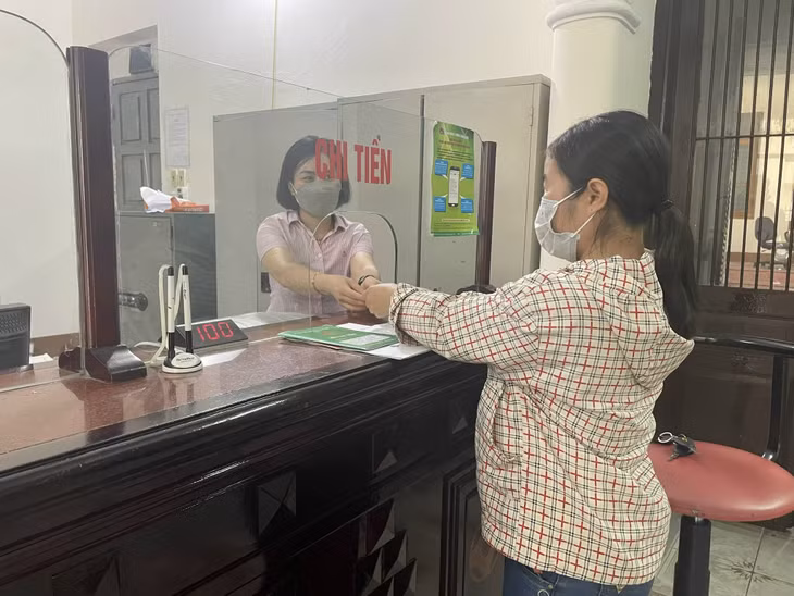 Bà Nguyễn Thị Hạt, khu 6, phường Yên Giang, TX Quảng Yên nhận vốn vay chương trình cho vay học sinh, sinh viên có hoàn cảnh gia đình khó khăn để mua máy tính, thiết bị phục vụ học tập trực tuyến.