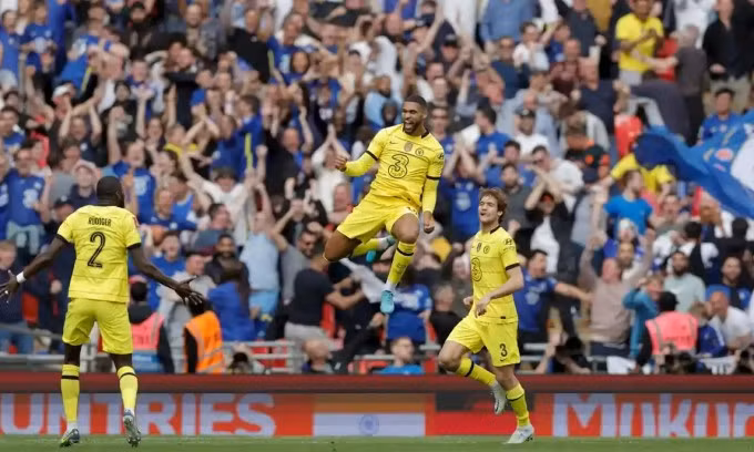 Loftus-Cheek chia vui với đồng đội sau khi mở tỷ số cho Chelsea. Ảnh: Guardian.