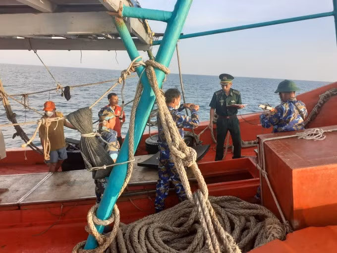 Bộ đội Biên phòng tỉnh Kiên Giang kiểm tra tàu chở 2.000 lít dầu không rõ nguồn gốc, chiều 22/4. Ảnh: Bất Vinh