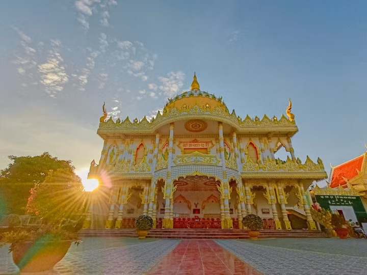 Chùa Peam Buôl Thmây nguy nga và rực rỡ như một tòa cung điện dưới ánh nắng. (Ảnh: Sơn Minh Thone)