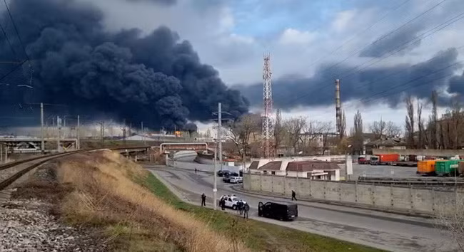 Khói bốc lên tại một điểm bị tấn công ở Odessa hôm 3/4. (Ảnh: CNN)