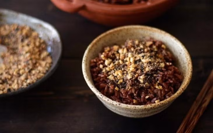Theo các chuyên gia, nên dùng từ 150 đến 200g gạo lứt/ngày.