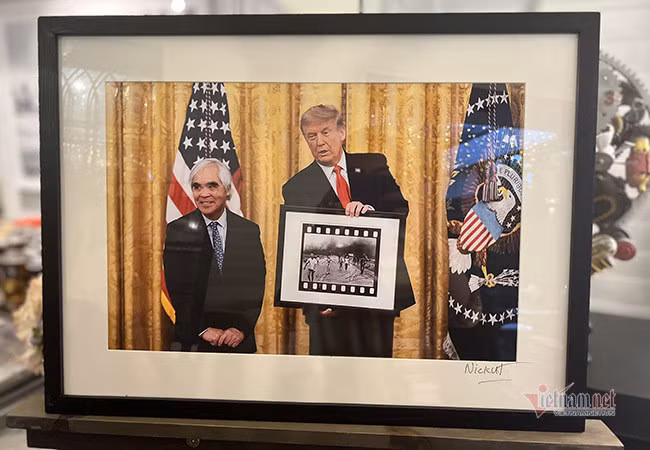 Nick Út được cựu Tổng thống Mỹ Donald Trump trao Huân chương Nghệ thuật quốc gia.