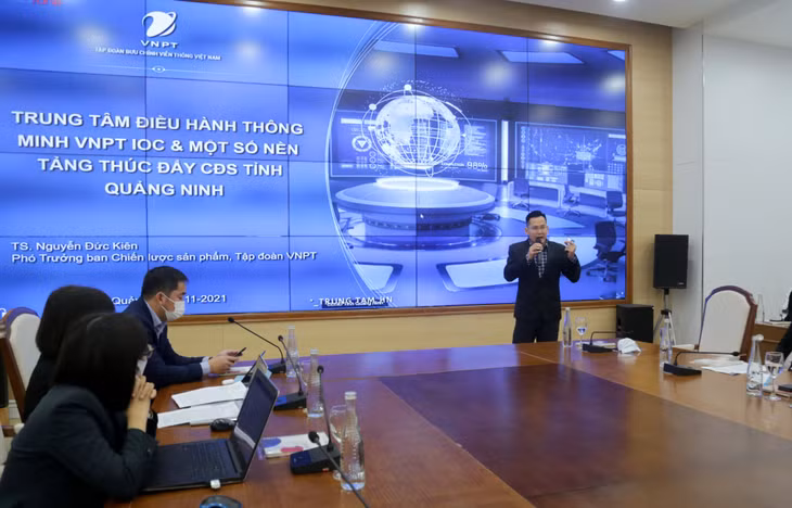 Các chuyên gia và đại diện các doanh nghiệp công nghệ tham gia thảo luận, chia sẻ về vấn đề chuyển đổi số, phát triển doanh nghiệp số tại Hội thảo Doanh nghiệp và sản phẩm công nghệ số Make in Vietnam.