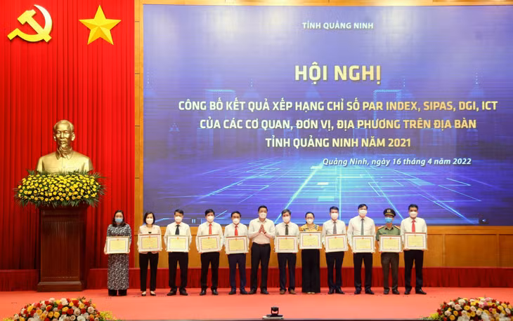 Các tập thể có thành tích trong triển khai thực hiện Chính quyền điện tử cấp sở, huyện, xã và các tập thể có đóng góp tích cực trong công tác phối hợp triển khai các Chỉ số năm 2021 được tuyên dương, khen thưởng (4-2022). Ảnh: Minh Hà