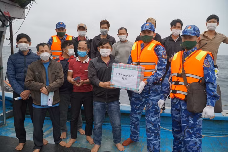 và quà tặng ngư dân Việt Nam trên tàu NA-90473TS