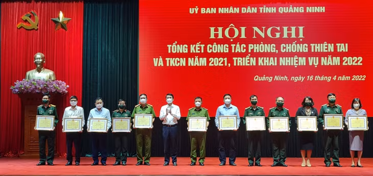 Các tập thể nhận bằng khen của Chủ tịch UBND tỉnh vì đạt thành tích xuất sắc trong công tác phòng, chống thiên tai và tìm kiếm cứu nạn năm 2021.