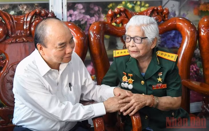 Chủ tịch nước Nguyễn Xuân Phúc đã đến thăm, tặng quà gia đình Anh hùng Lực lượng vũ trang nhân dân Nguyễn Chí Phi ở phường 1, thành phố Đông Hà.