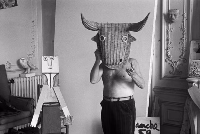 Picasso đội mặt nạ ở Cannes năm 1959. Ảnh: Edwardquinn