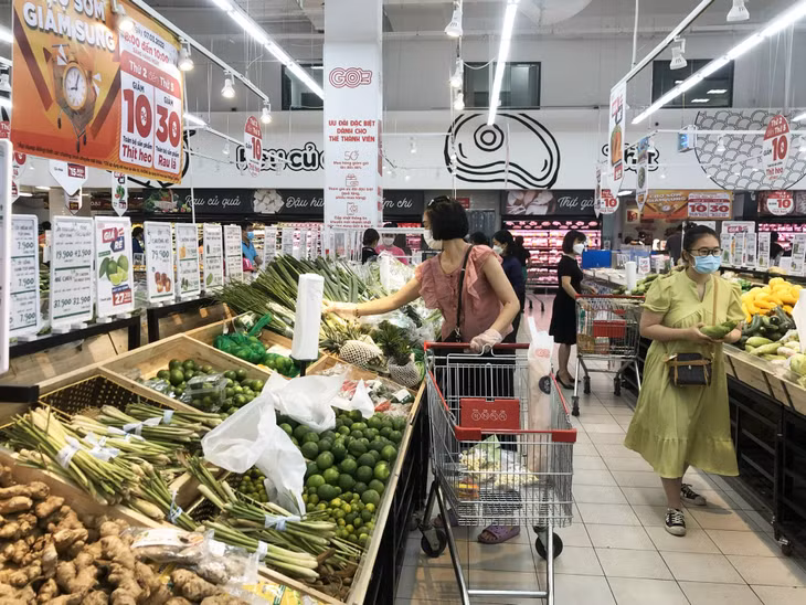 Người dân, du khách mua hàng tại siêu thị GO! Hạ Long.