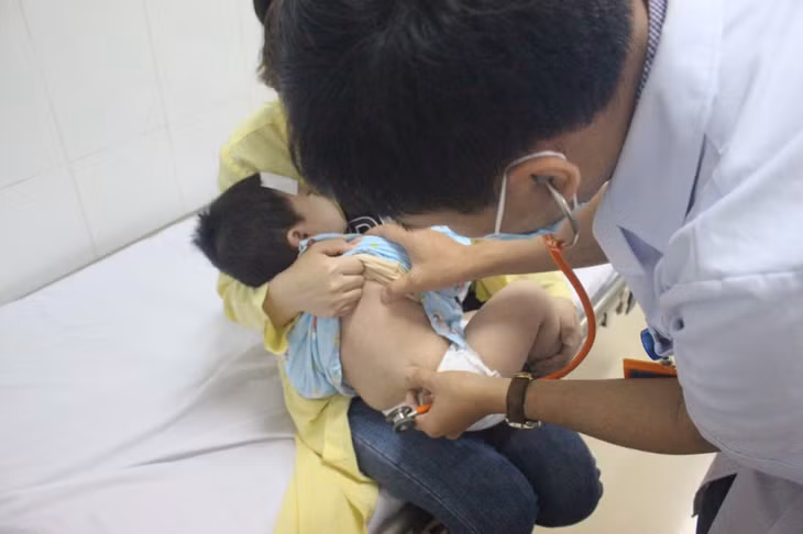 Bác sĩ Bệnh viện Đa khoa tỉnh khám cho bệnh nhân nhi 6 tuổi bị hội chứng MIS-C Ảnh: Hà Trang (Bệnh viện Đa khoa tỉnh)