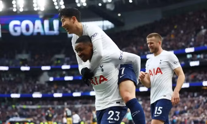 Steven Bergwijn chia vui cùng Son Heung-min sau khi ghi bàn thứ năm cho Tottenham. Ảnh: Reuters.