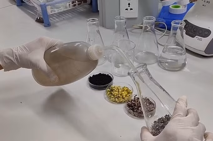 Công đoạn tạo dịch chiết trong phòng thí nghiệm của nhóm. Ảnh: NVCC.