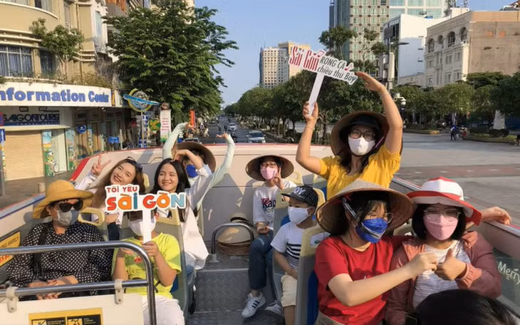 Tour Sài Gòn - Rong ca chiều thứ 7 luôn kín chỗ mỗi dịp cuối tuần (Ảnh: Saigontourist)