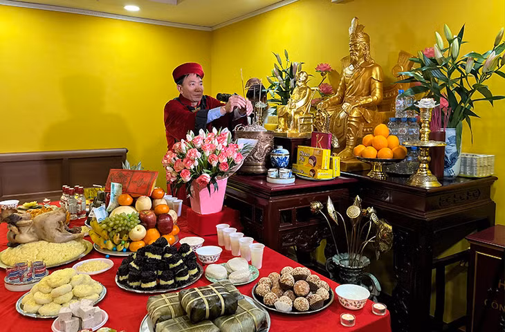 Ông Lê Xuân Kiên, Trưởng Ban Liên lạc Hội đồng hương Vĩnh Phú tại Liên bang Nga, thay mặt bà con dâng hương lên ban thờ Vua Hùng. (Ảnh: QUẾ ANH)
