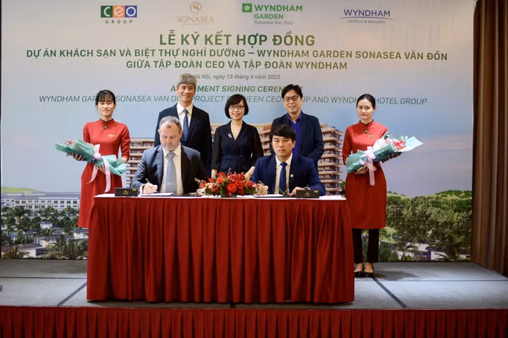 Ông Cao Văn Kiên, Phó Tổng Giám đốc Tập đoàn CEO, kiêm Tổng Giám đốc CEO Vân Đồn (hàng đầu, bên phải) - đại diện Tập đoàn CEO ký hợp đồng cùng Wyndham Hotel Group.