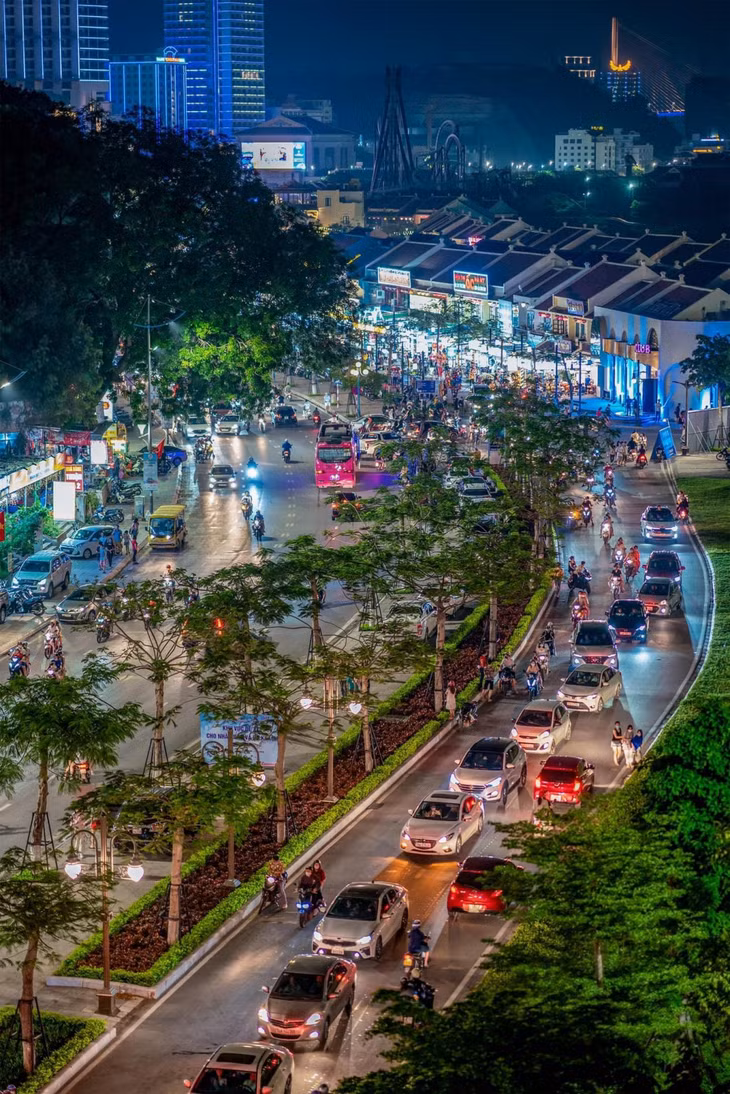 Khu du lịch Bãi Cháy (TP Hạ Long) thu hút đông du khách.