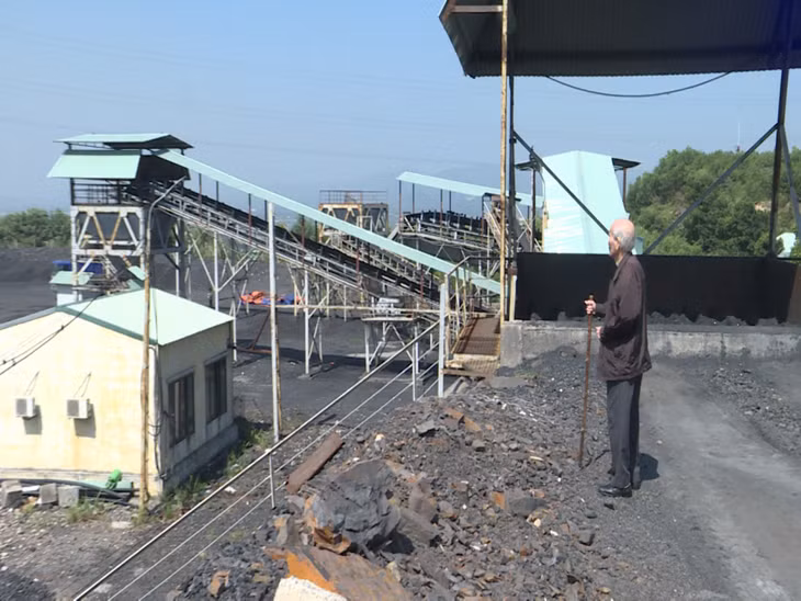 Cụ Nguyễn Ngọc Đàm lên thăm mỏ Hà Lầm khi bước sang tuổi bách niên.