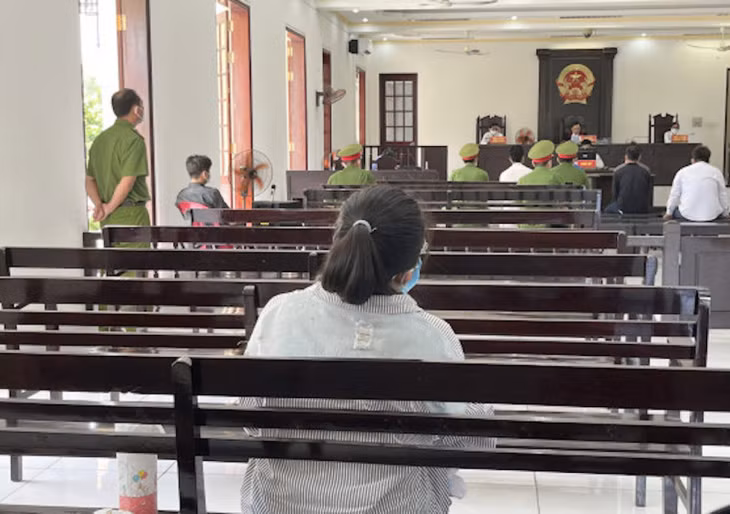 H. bồng con đến tham dự phiên tòa.